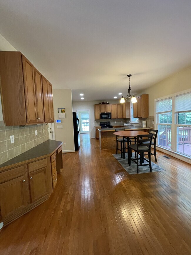 Building Photo - 5001 Paces Ferry Dr