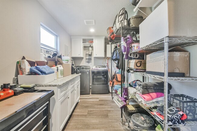 Building Photo - 24237 Creekwood Dr