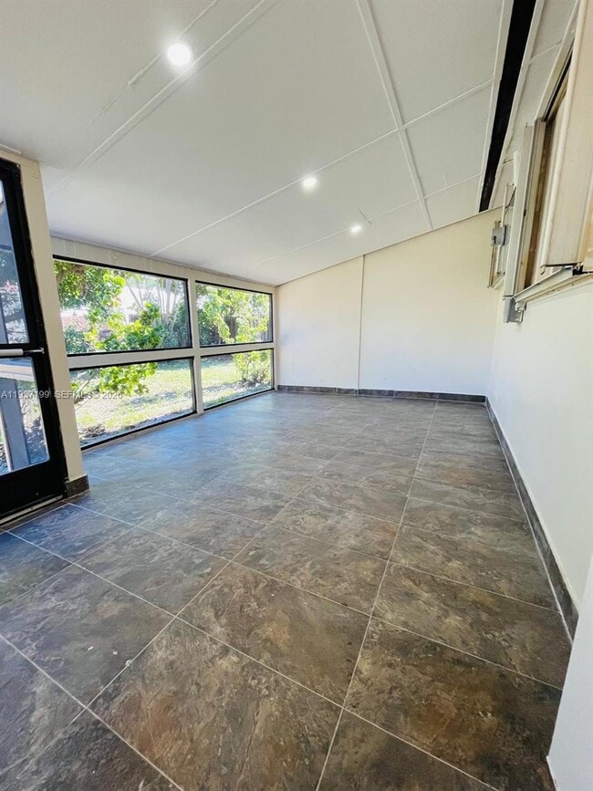 Building Photo - 5654 NE 5th Ave