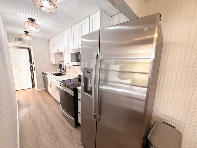 Building Photo - Charming Beachside Rental!