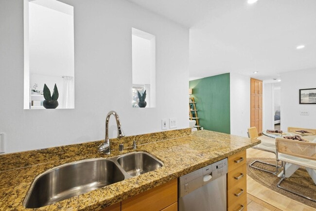 Building Photo - 6333 La Jolla Blvd