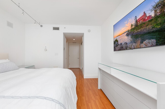 Building Photo - 20201 E Country Club Dr