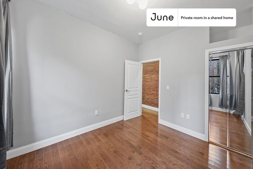 Building Photo - Private bedroom in 4 bed/1.5 bath Home