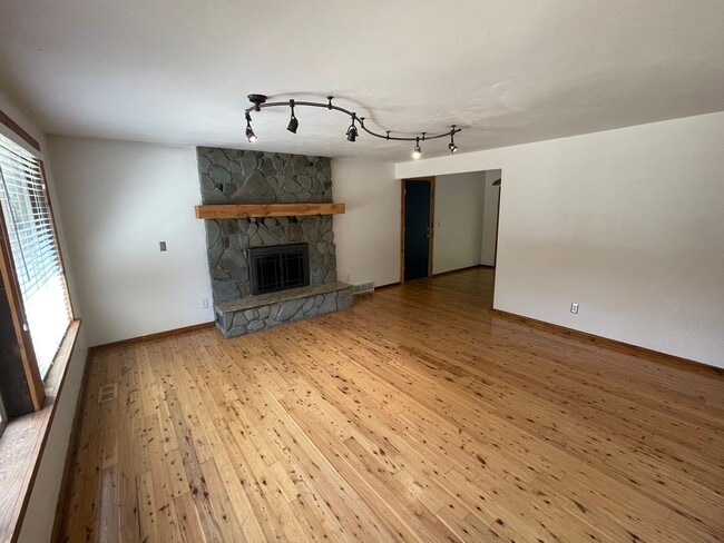 Building Photo - Stunning Home in Private Neighborhood
