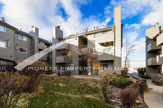 Building Photo - Stylish Updated Studio with Washer/Dryer a...