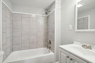 Building Photo - Large 2BR/2BA Eastside Savannah House For Rent