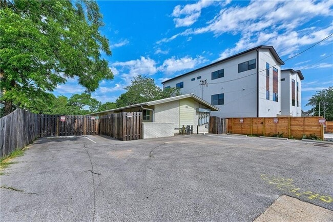 Building Photo - 1126 1/2 Chicon St