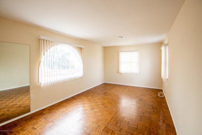 Building Photo - 2043 N Berendo St