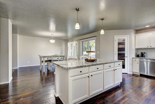 Building Photo - Beautiful 6 bed 2.5 bath home located in t...