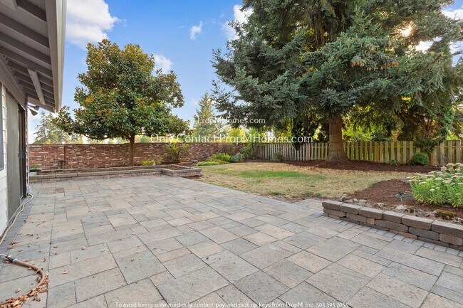 Building Photo - Spacious Three Bedroom Home in Desirable Charbonneau!