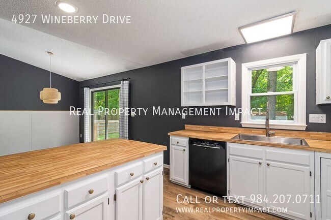 Building Photo - 4927 Wineberry Dr