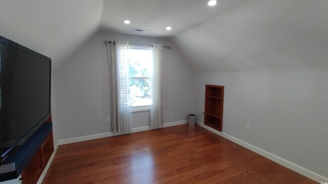 Building Photo - 710 Yucca Ave