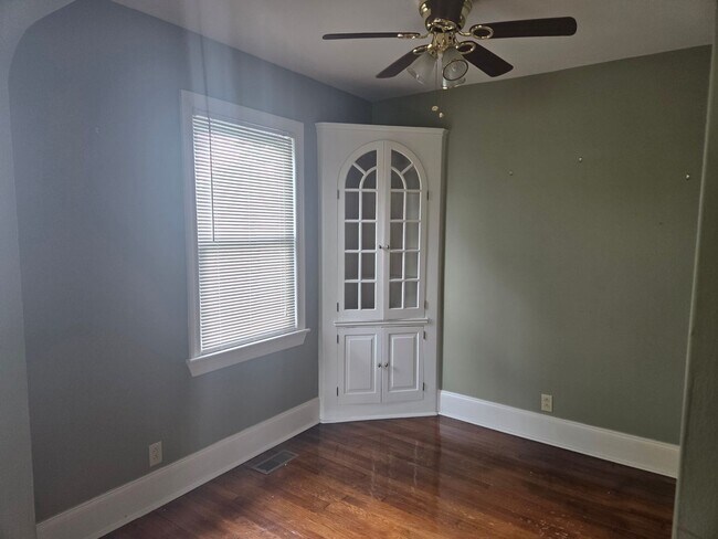 Building Photo - 2 Bdrm/ 1 Bath Cottage w/hardwood floors Kingsport, TN