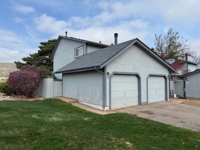 Building Photo - Views of Horsetooth!