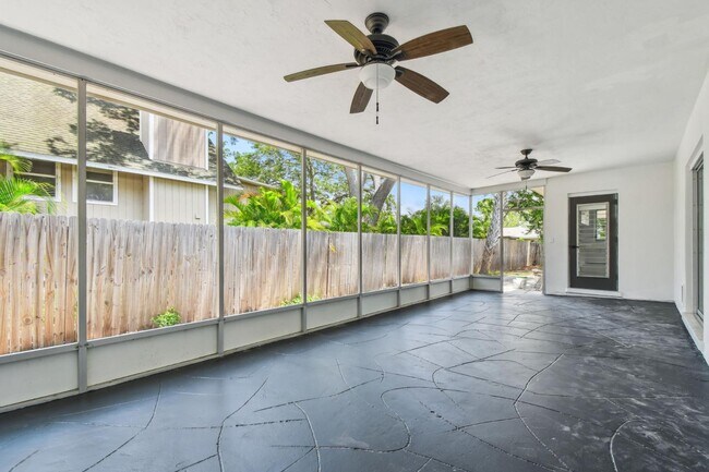 Building Photo - 695 Sunset Dr
