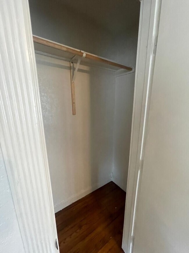 Building Photo - 1 Bed 1 Bath Duplex For Lease!