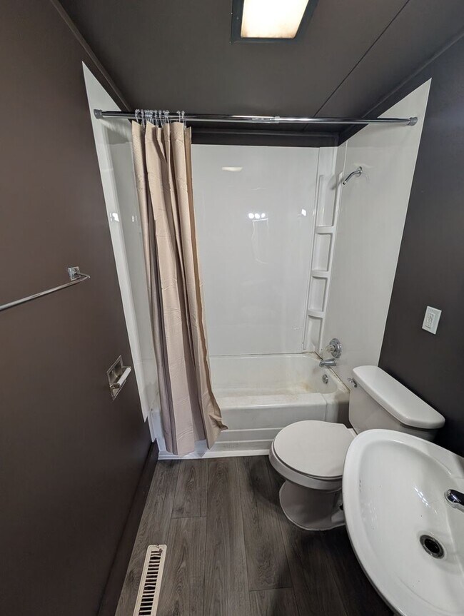 Building Photo - 516 10th St