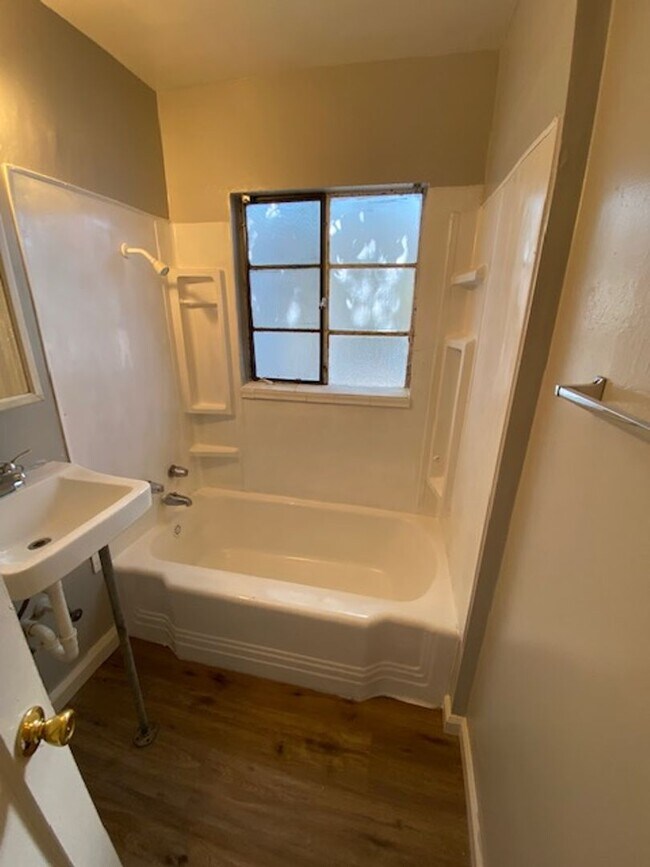 Building Photo - 460 E Wyandotte St