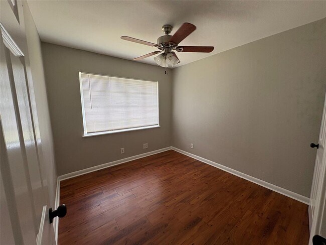 Building Photo - 1307 Corona Dr