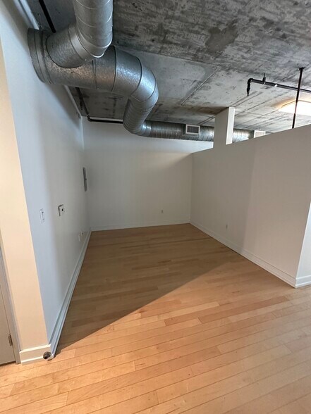 Building Photo - 645 W 9th St