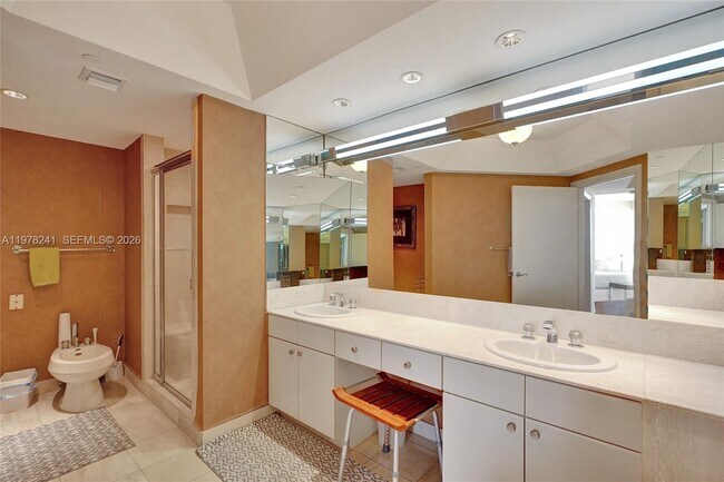 Building Photo - 2000 Island Blvd