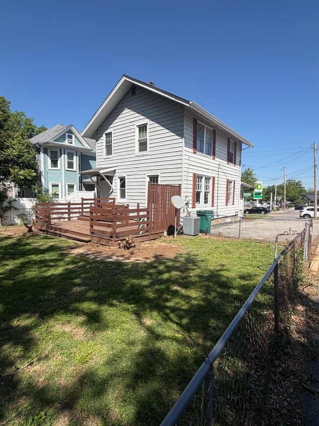 Building Photo - 437 S Elm Ave