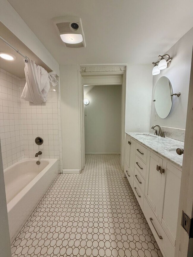 Building Photo - 365 S Upper St