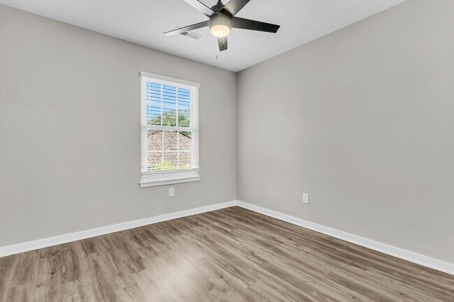 Building Photo - 3 Bedroom 1.5 Bath Town Home in North Char...