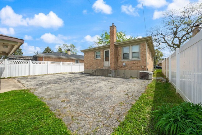 Building Photo - 4850 N Clifton Ave