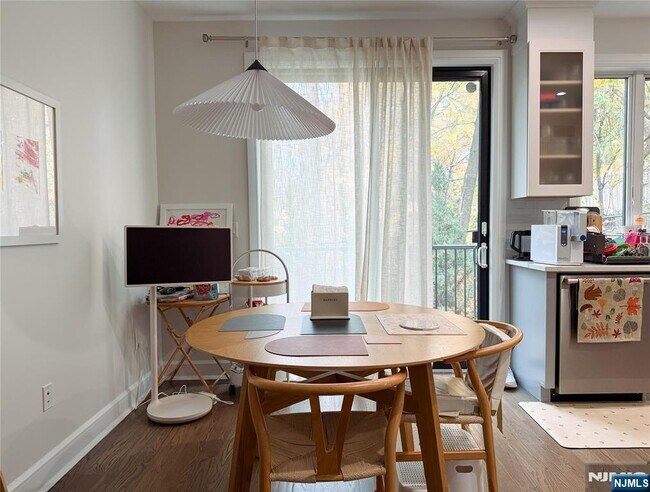 Building Photo - 555 Edgewater Ave