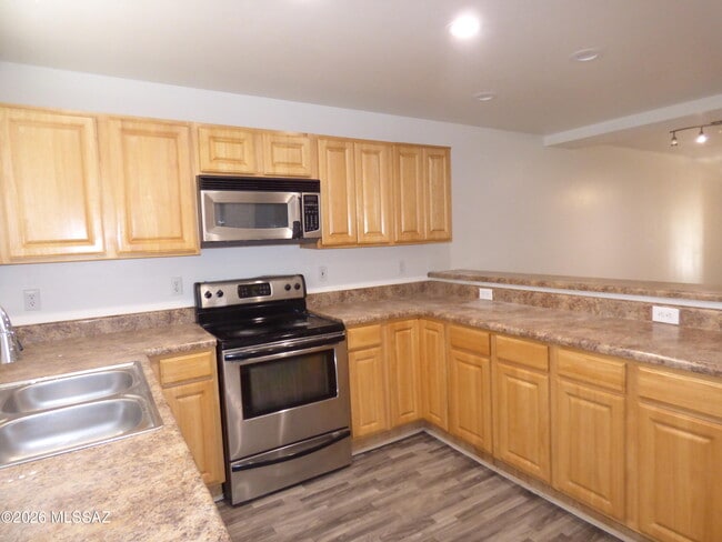 Building Photo - 1077 N Riverside Dr