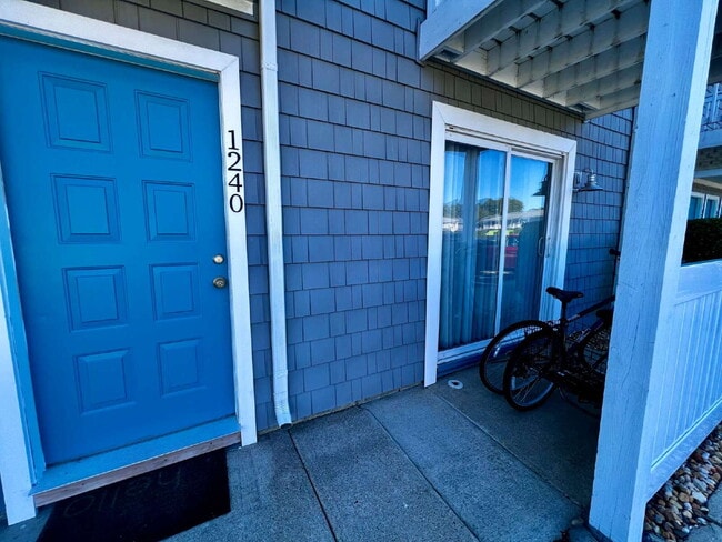 Building Photo - OPEN HOUSE SATURDAY THE 20TH 10AM-12PM! AMAZING 2 BED / 2 BATH CONDO – ONLY 8 BLOCKS FROM THE BEACH!