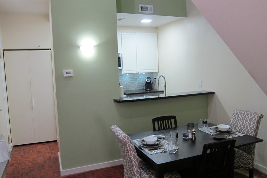 Quartz counter top. Stainless appliances, Large sink, high ceiling - 774 S 3rd St