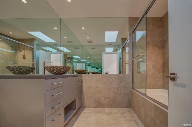 Building Photo - 2880 Chateau Way