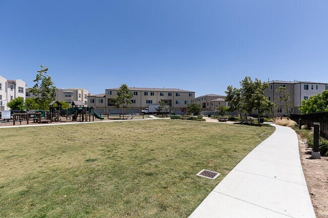 Building Photo - LIGHT & BRIGHT 2 BEDROOM W/GARAGE & LAUNDR...