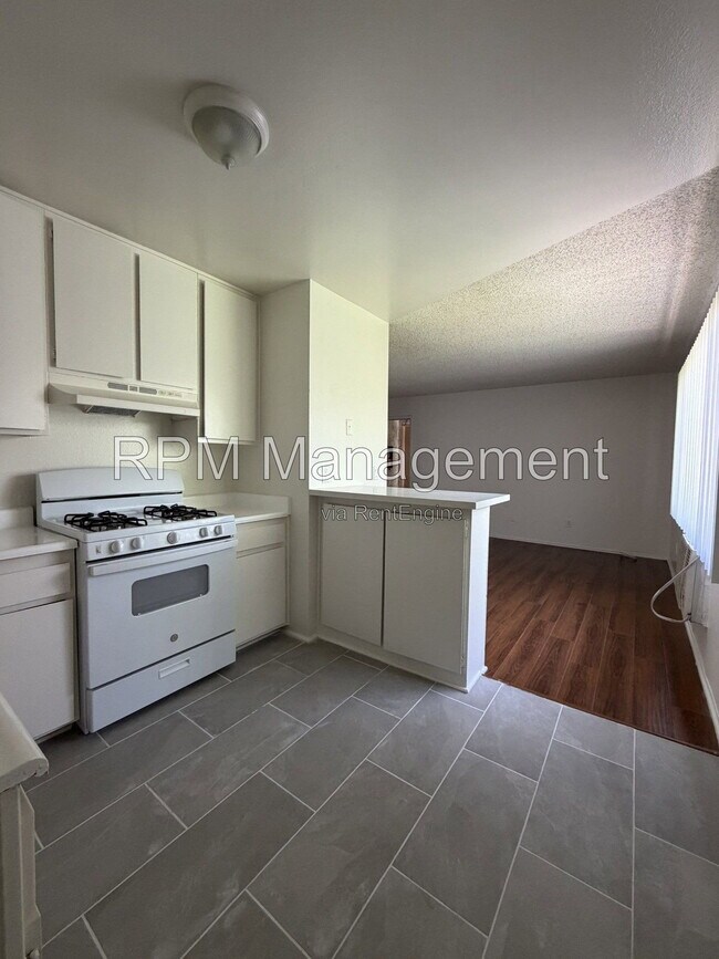Building Photo - 6920 Simpson Ave