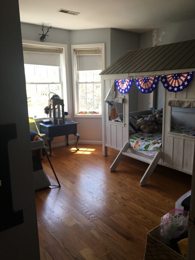 Building Photo - Townhouse!! Country living meets suburban ...