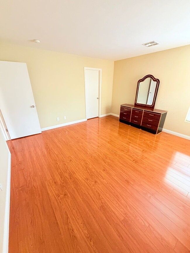 Building Photo - BEAUTIFUL 3 BEDROOM 2.5 BATH