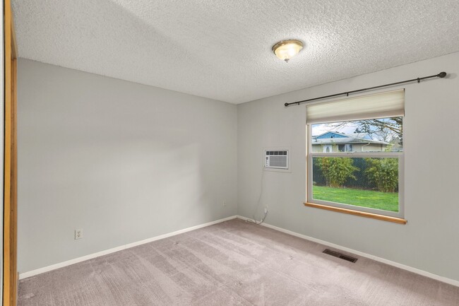 Building Photo - Charming 3 BR, 2 BR Mt. Pleasant Home.
