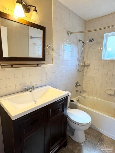 Building Photo - 1010 Hawthorn Dr