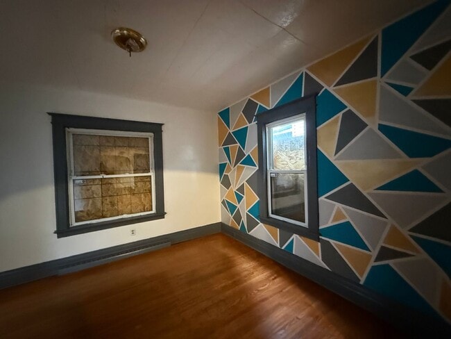 Building Photo - NICE 3 BEDROOMS WITH FULL BATH MOVE-IN READY!