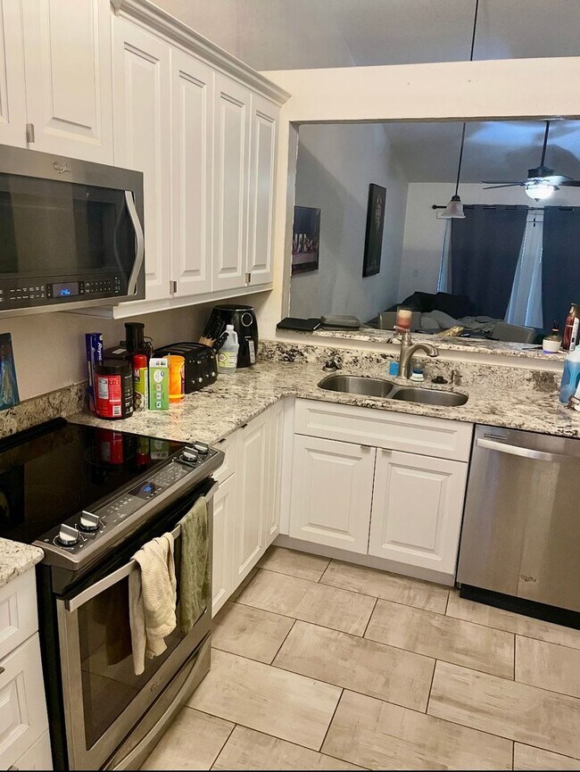 Building Photo - 1 bedroom Creekside Villas Townhome Near O...