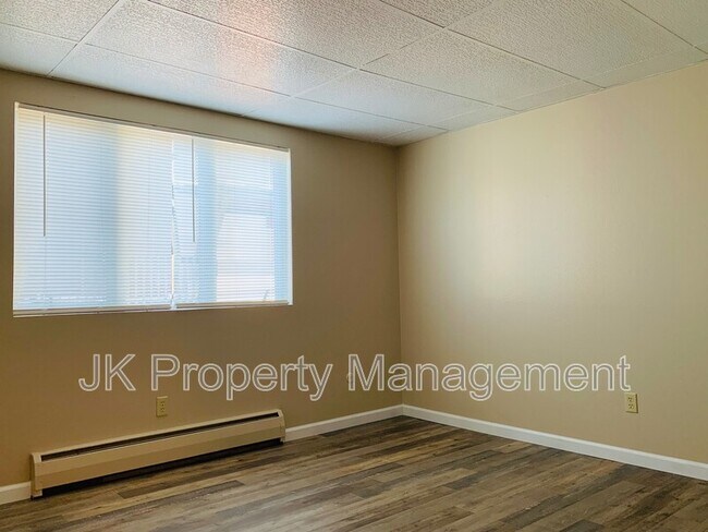 Building Photo - 1401-142B 2b St S