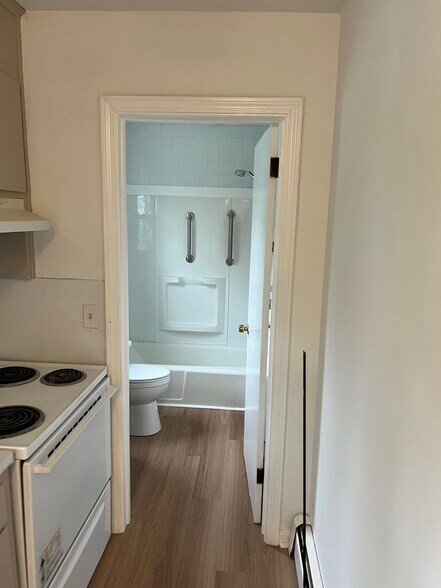 Building Photo - 17 Dow St