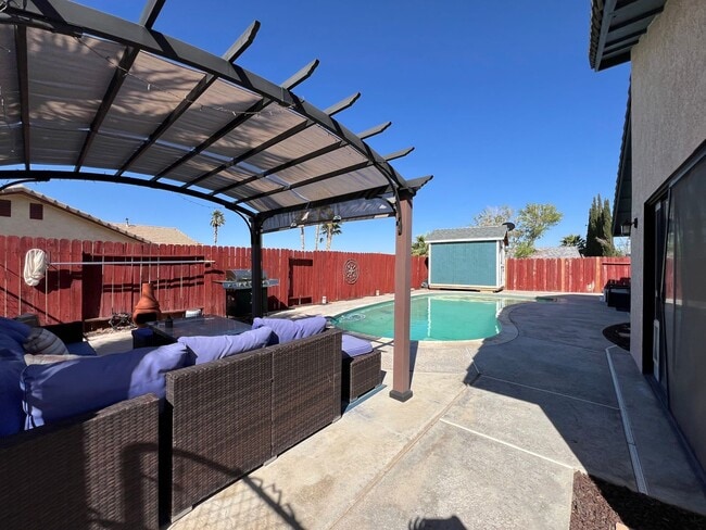 Building Photo - 3 Bedroom 2 Bathroom House with Swimming P...
