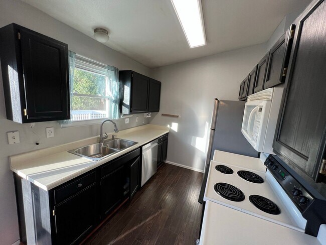 Building Photo - Lovely Ranch, Pikes Peak Views from Expans...