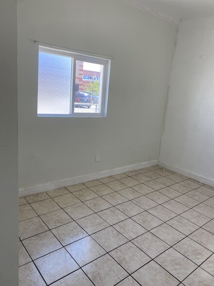 Front bedroom - 1407 E San Antonio Ave