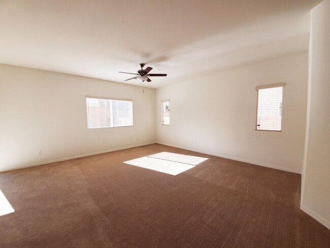 Building Photo - 3 BEDROOM HOME WITH ROOFTOP DECK! STRIP VIEWS!