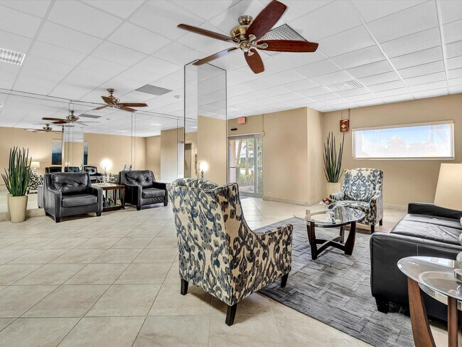 Building Photo - 900 NE 18th Ave