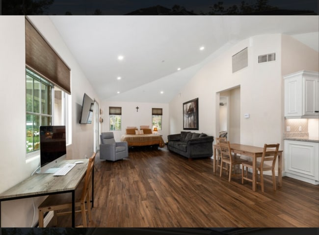 Building Photo - 423 Paso Del Norte